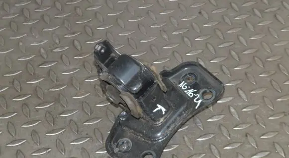 Toyota Prius (XW30) Engine mount bracket
