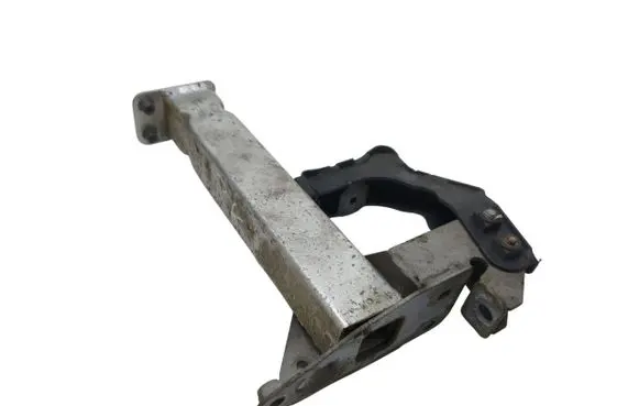 Front bumper mounting bracket