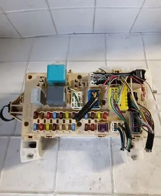 Toyota Corolla Verso AR10 Fuse module 892210F010