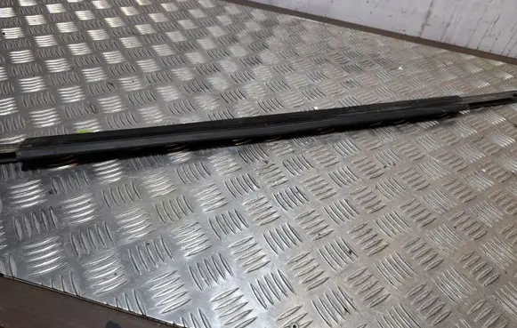 Audi Q5 SQ5 Rubber seal rear door window/glass 8R0839477