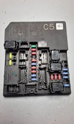 Nissan Juke I F15 Fuse module 284B71KA0D 2047010184