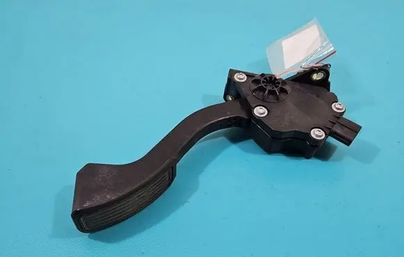 Accelerator throttle pedal