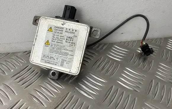 Honda CR-V Headlight ballast module Xenon W3T21571