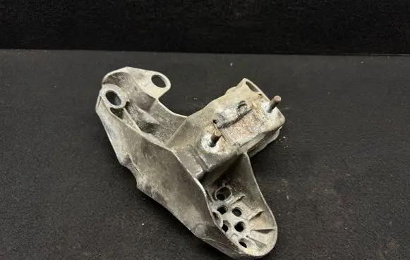 Volkswagen PASSAT B5.5 Engine mounting bracket 8E0199351