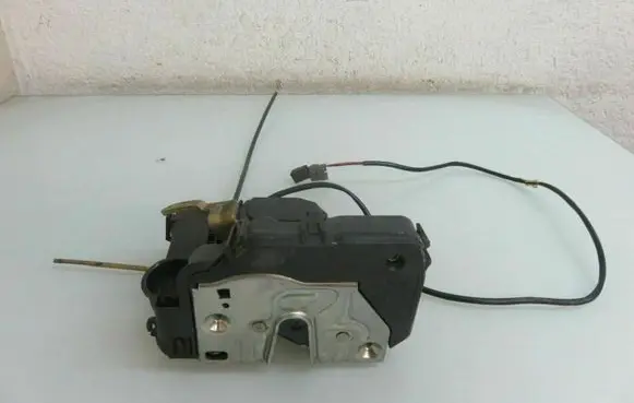 Mercedes-Benz C W203 Front door lock 2037200435