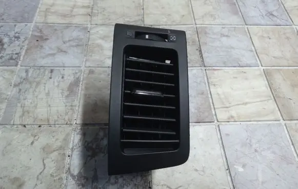 Toyota Corolla Verso E121 Dash center air vent grill