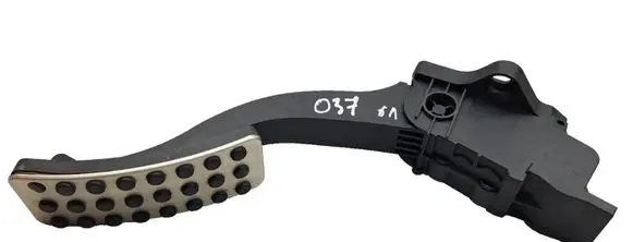 Accelerator throttle pedal
