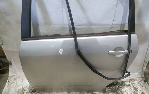 Toyota Corolla Verso AR10 Rear door PILKOS