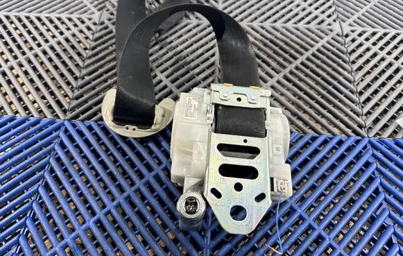 Lexus CT 200H Front seatbelt J090301
