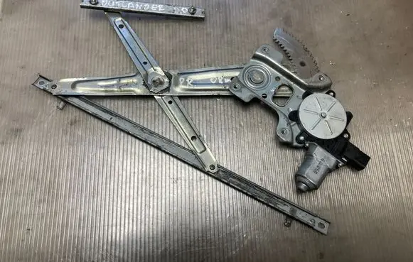 Mitsubishi Outlander Front door window regulator with motor 5713A086