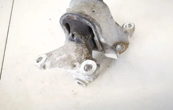 Honda CR-V Engine mount bracket