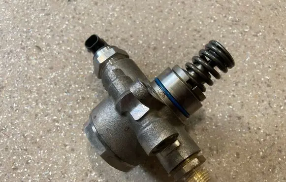 Porsche Panamera (971) Fuel injection high pressure pump 06M127026P