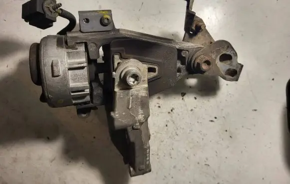 Peugeot 607 Engine mount bracket 9646119980