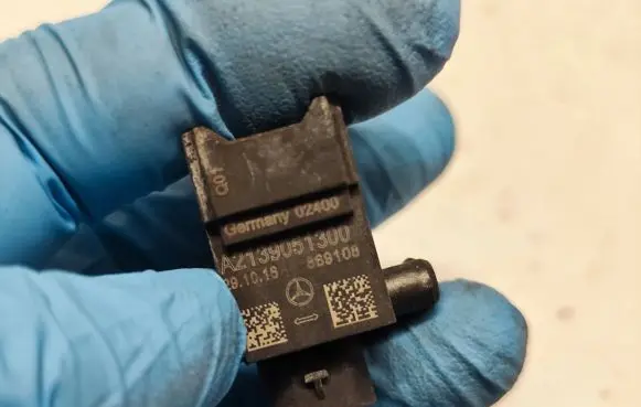 Mercedes-Benz C W205 Airbag deployment crash/impact sensor A2139051300 869108