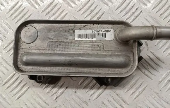 Toyota Avensis T270 Engine oil radiator 157100R010 157100R011