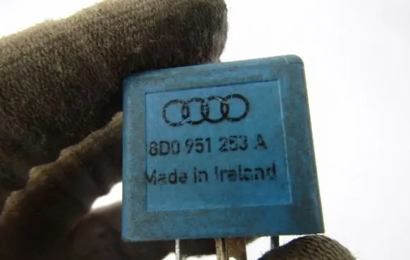 Audi 80 90 S2 B4 Alarm relay 8D0951253A