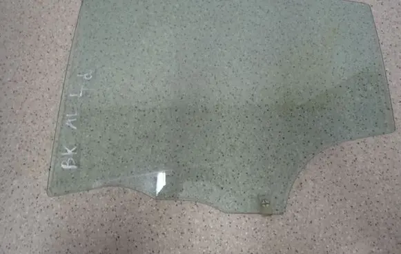 Mazda 3 I Sliding door window/glass