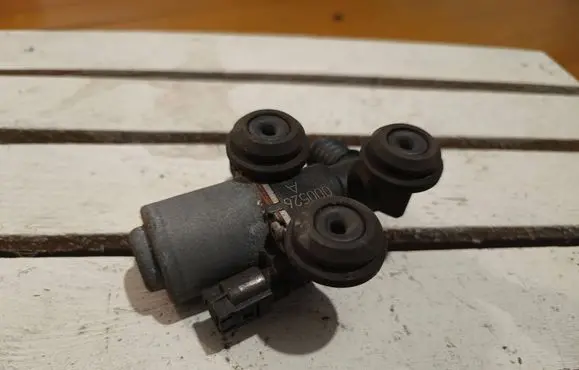 BMW 3 E46 Coolant heater control valve 1147412144 8369805 64118369805