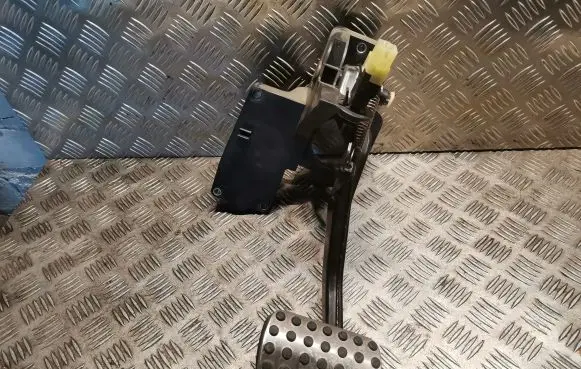 Mercedes-Benz B W245 Brake pedal 1692902801 A1692902801