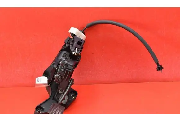 Accelerator throttle pedal