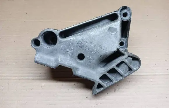 Volkswagen PASSAT B8 Engine mounting bracket 04L199207 210KTS81