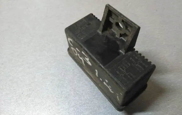 Citroen C5 Fuel pump relay 240107
