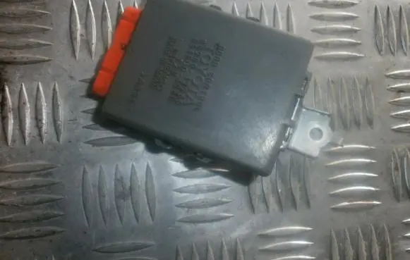 Toyota Corolla E110 Door control unit/module 8598012260 0515003080
