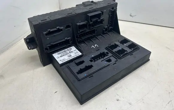 Mercedes-Benz E W211 SAM control unit 2115453901 A620352700195 00007165A620