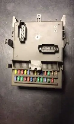 Renault Laguna II Fuse module 8200004201E