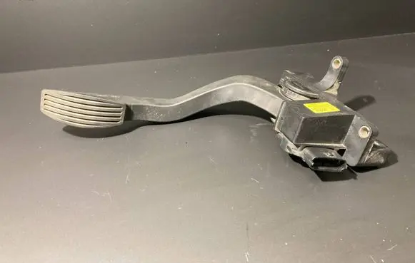 Iveco Daily 35 - 40.10 Accelerator throttle pedal 504061734 0281002632 484101769