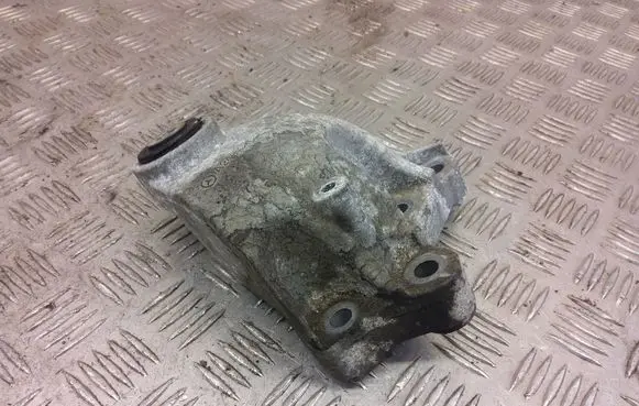 Mercedes-Benz A W176 Engine mounting bracket