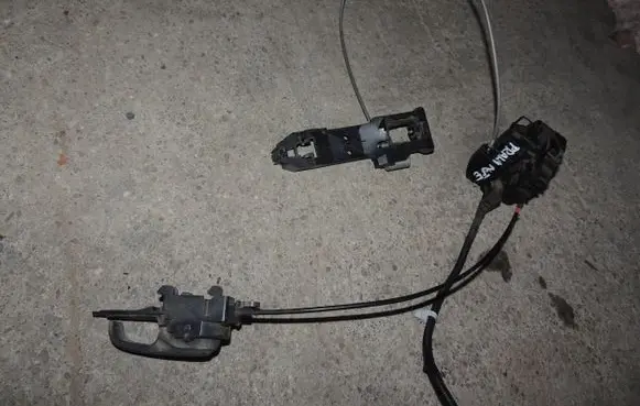 Nissan Note (E11) Front door lock DUD55AW
