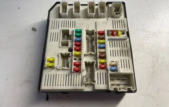 Renault Megane III Fuse module 284B67796R 9646151835 519340335