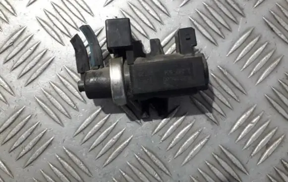 BMW 5 E39 Turbo solenoid valve 72279600 2247906