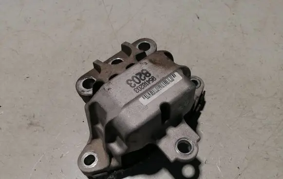 Buick Encore I Engine mount bracket 95418203