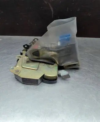 BMW 5 E34 Rear door lock 8353011 8138927