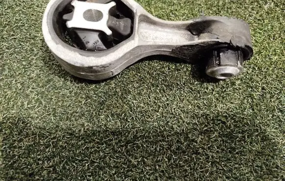 Engine mount bracket