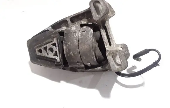 Peugeot 607 Engine mount bracket
