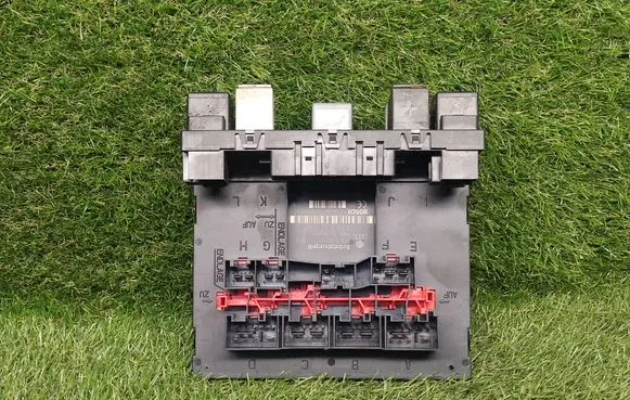 Volkswagen Tiguan Power management control unit 3C8937049E F005V00745