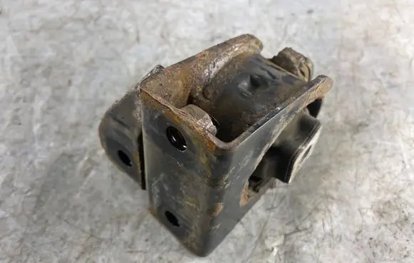Toyota Corolla Verso AR10 Engine mount bracket Av84706