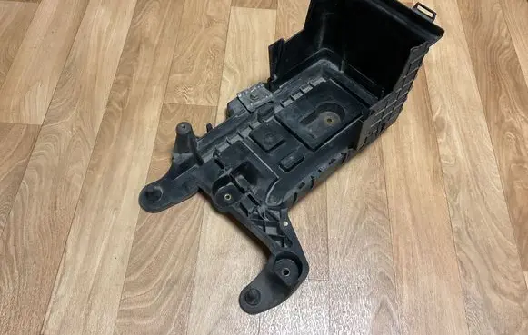 Volkswagen PASSAT B6 Battery box tray 1K0915333C