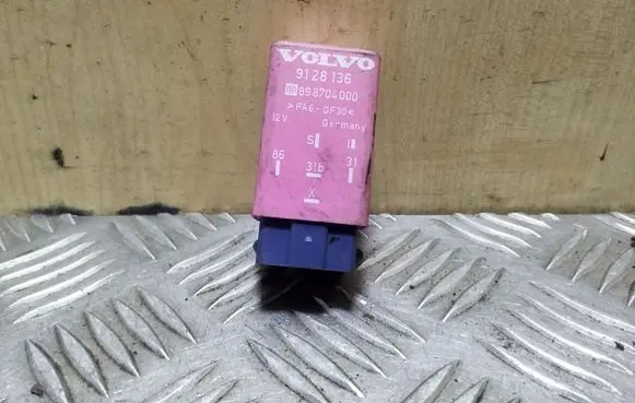 Volvo S70 V70 V70 XC Window wiper relay 898704000 9128136