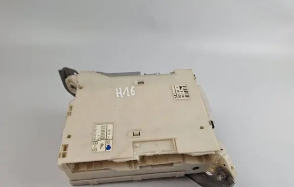 Lexus IS 220D-250-350 Fuse module 8273053050