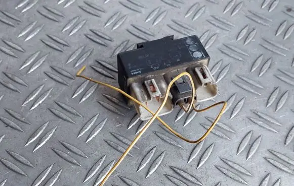 Volvo V70 Coolant fan relay 899251000