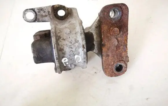 Honda CR-V Engine mount bracket