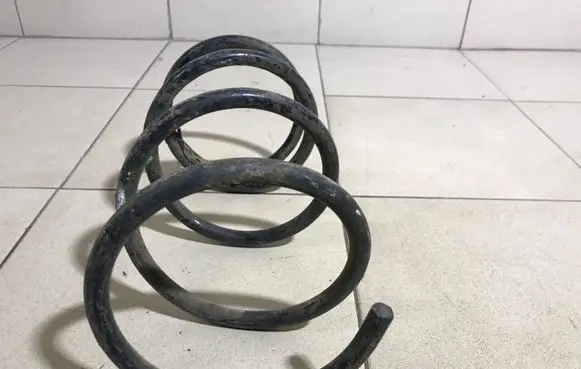 Subaru Impreza I Rear coil spring