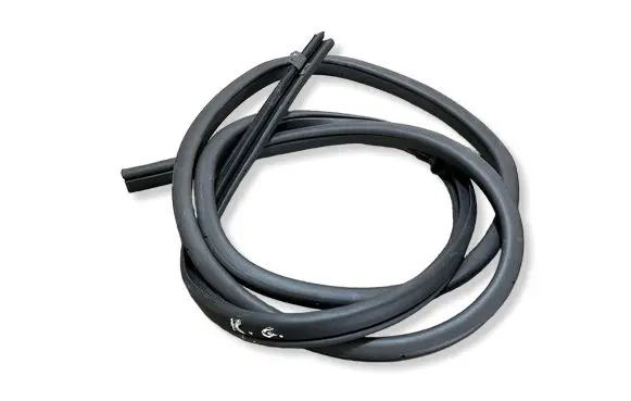 Nissan Leaf II (ZE1) Rear door rubber seal (on body) 