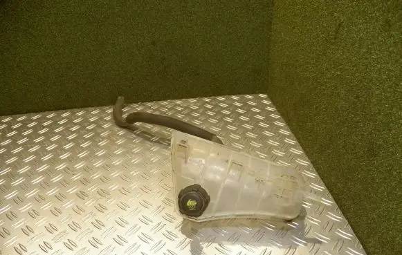 Mercedes-Benz Citan W415 Coolant expansion tank/reservoir 8200455786