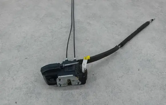 Nissan Tiida C11 Front door lock 