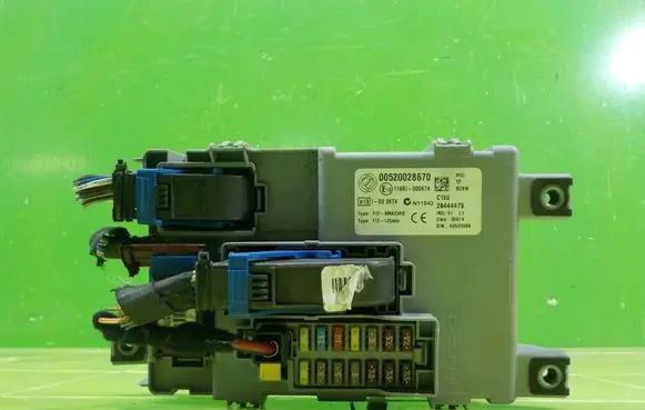 Fiat Doblo Fuse box set 28444475 BEZPIECZNIKOW
